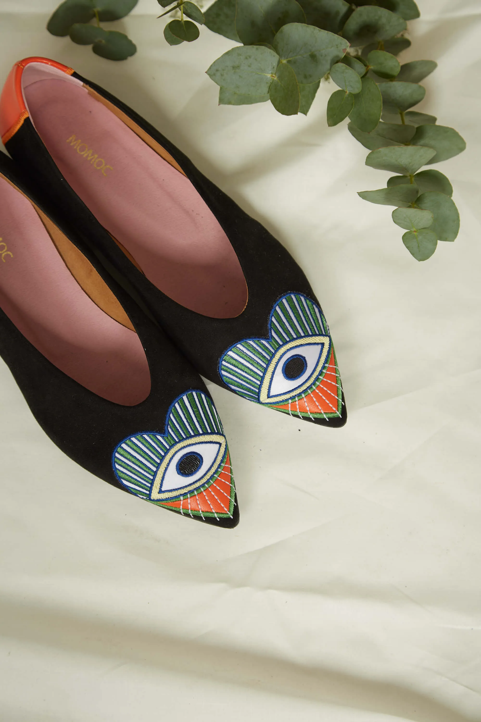 Aperçu Ballerines Brodées en Simili Cuir Vegan Écologique | Noir & Orange