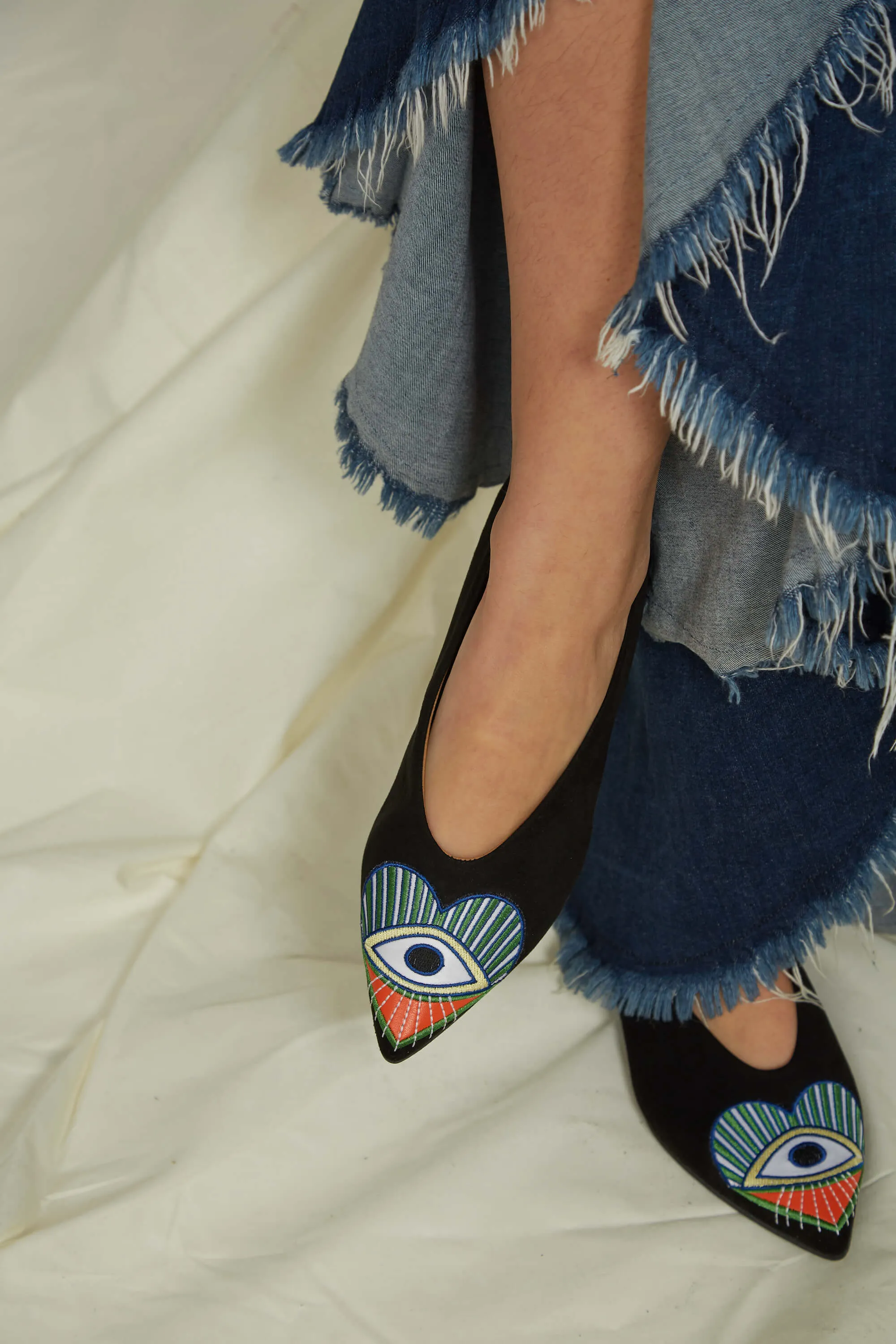 Aperçu Ballerines Brodées en Simili Cuir Vegan Écologique | Noir & Orange