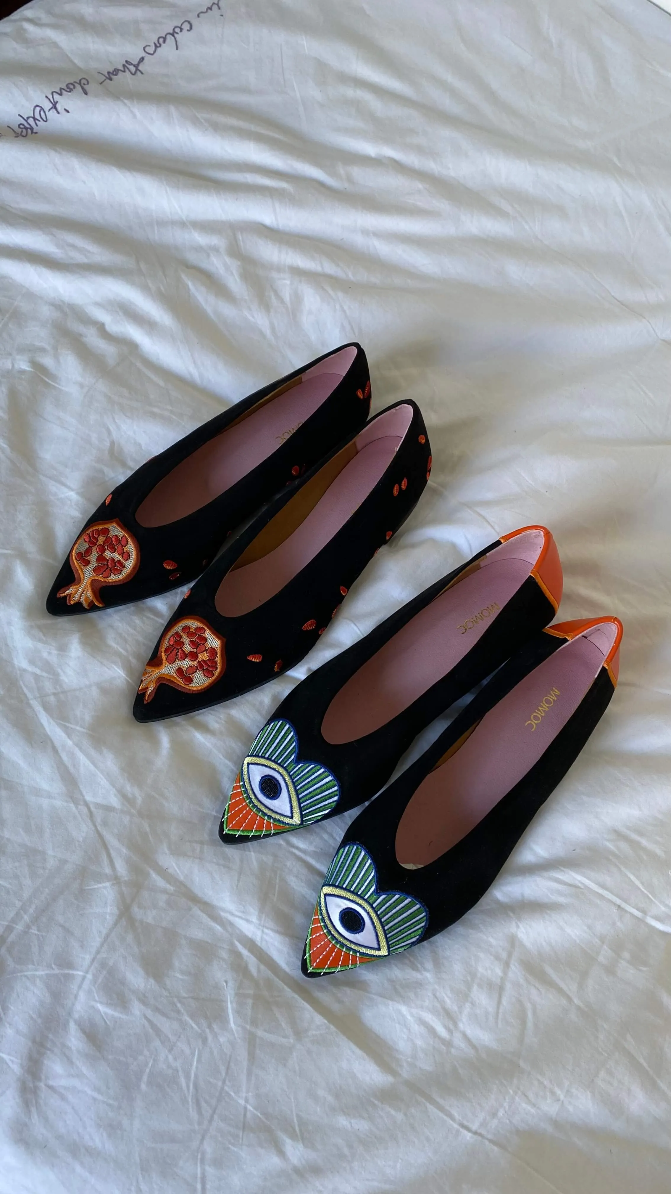 Aperçu Ballerines Brodées en Simili Cuir Vegan Écologique | Noir & Orange