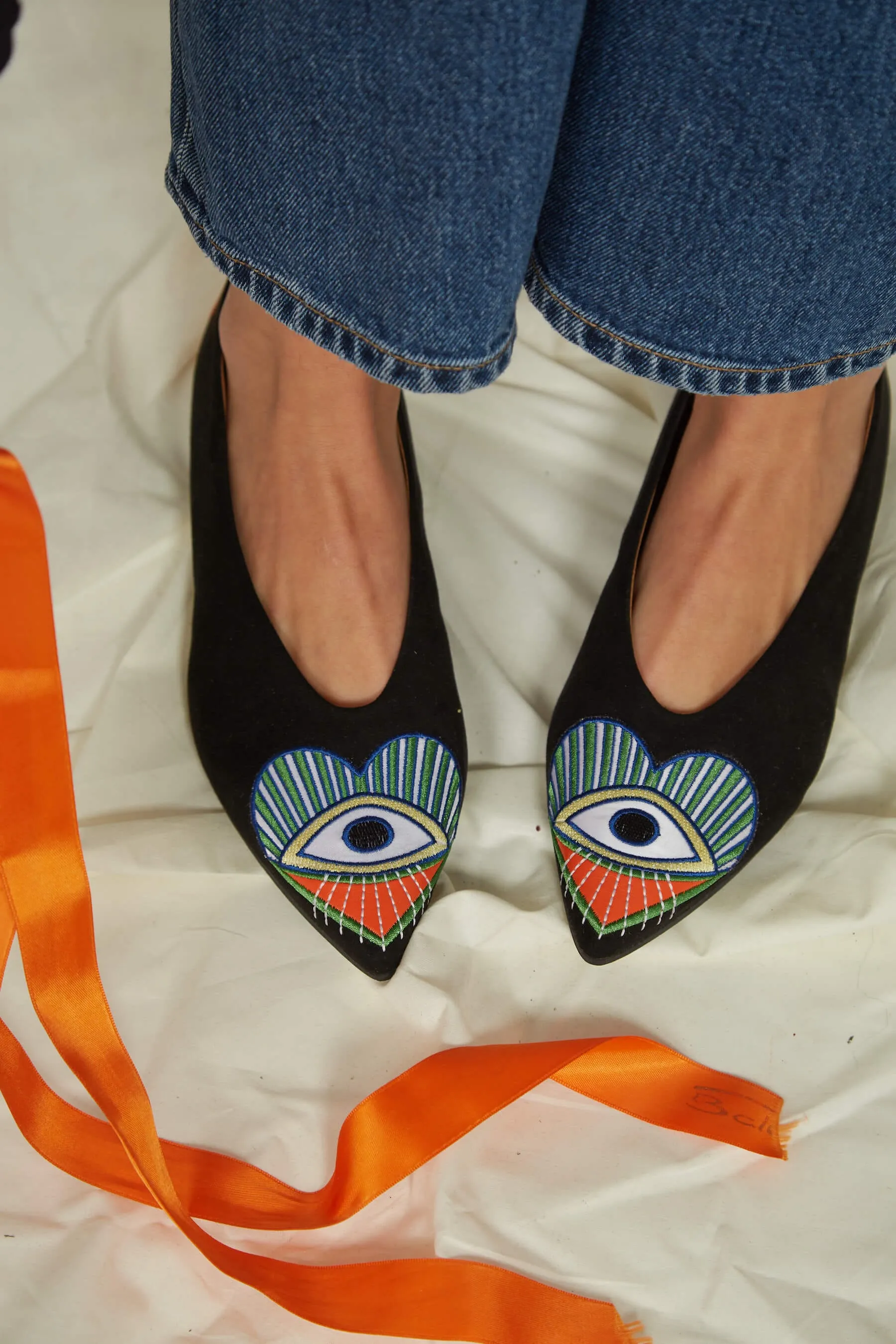 Aperçu Ballerines Brodées en Simili Cuir Vegan Écologique | Noir & Orange