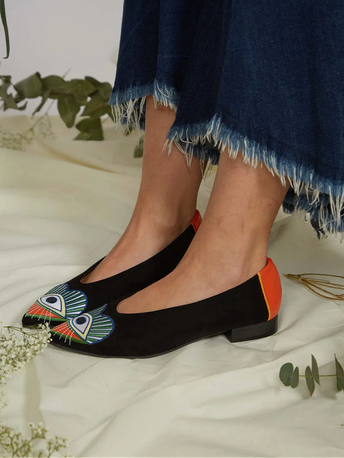 Aperçu Ballerines Brodées en Simili Cuir Vegan Écologique | Noir & Orange