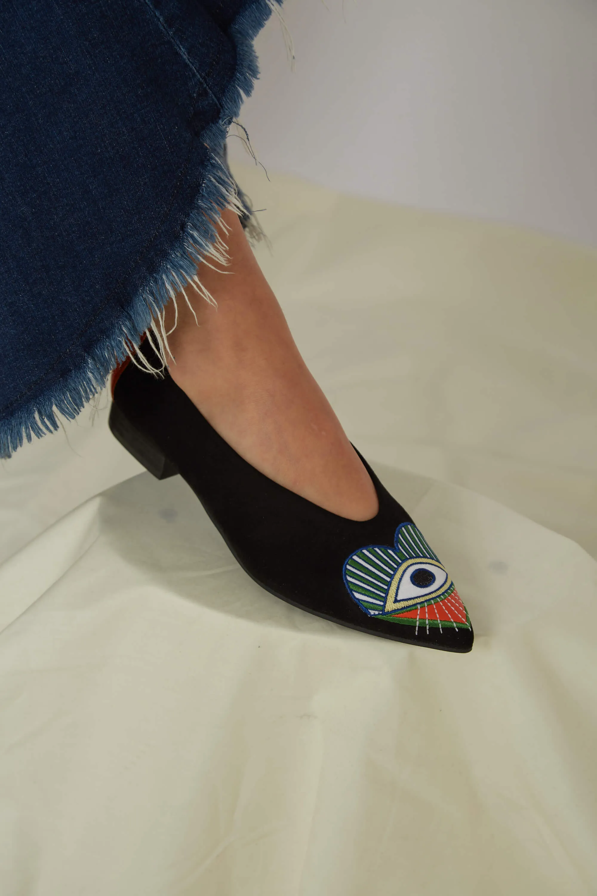 Aperçu Ballerines Brodées en Simili Cuir Vegan Écologique | Noir & Orange