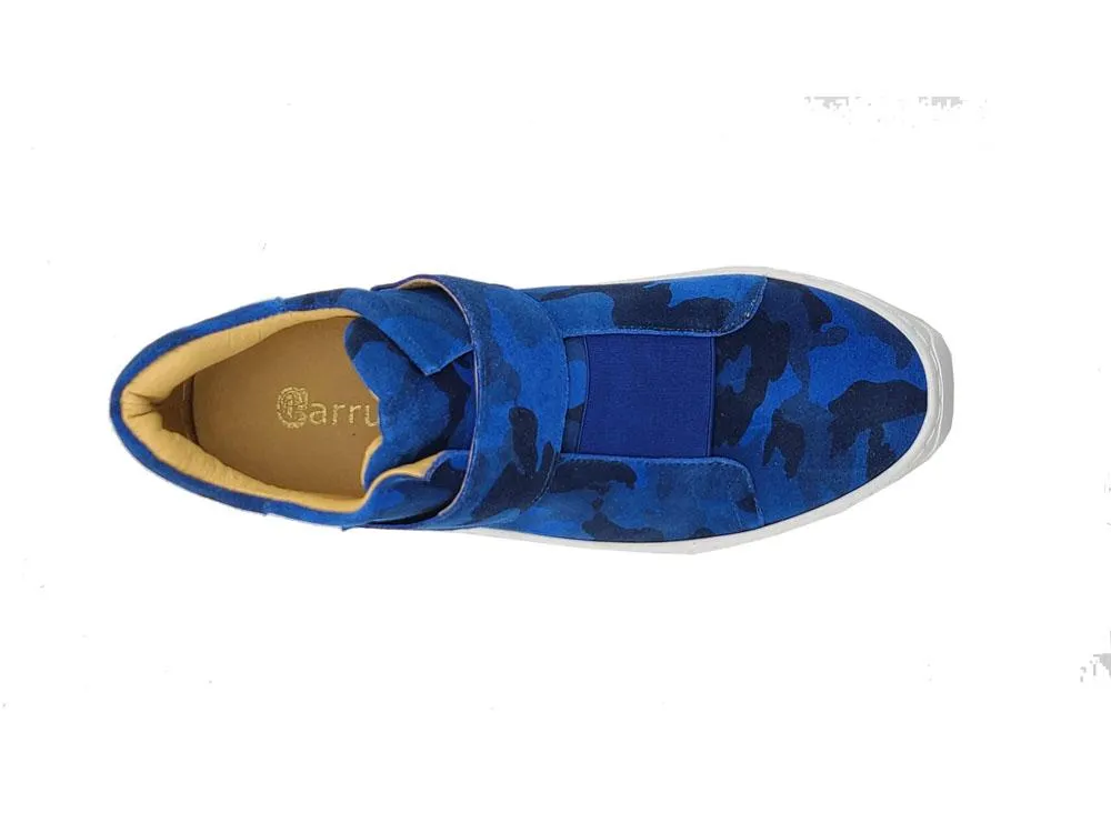 Basket montante en daim à motif camouflage bleu