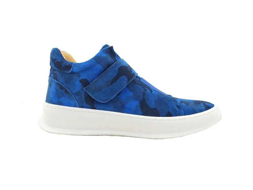 Basket montante en daim à motif camouflage bleu
