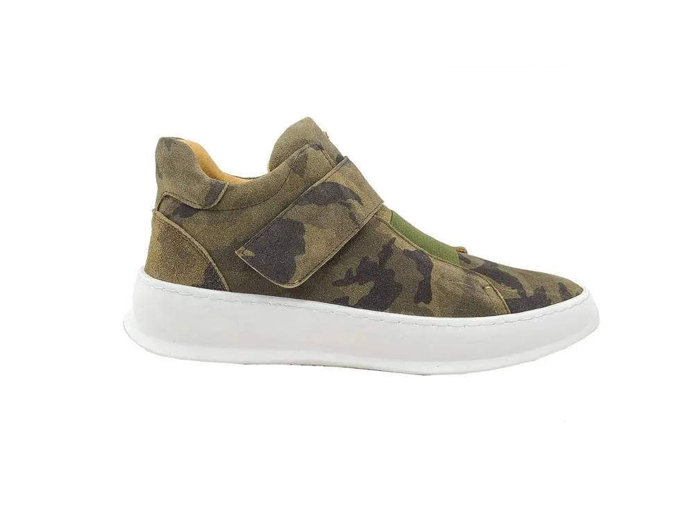 Basket montante en daim à motif camouflage vert