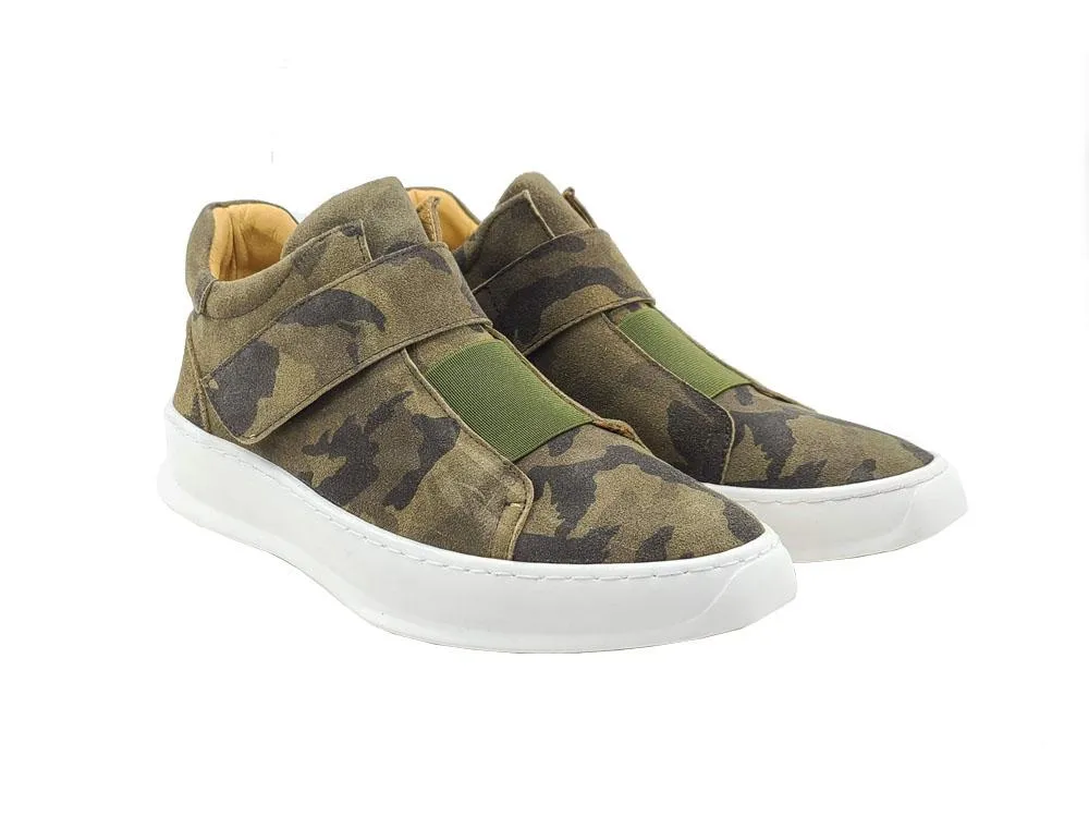 Basket montante en daim à motif camouflage vert