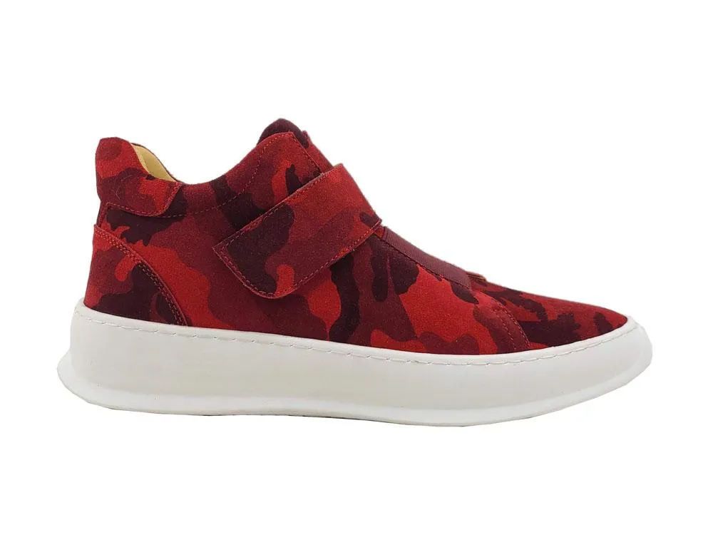 Basket montante en daim à motif camouflage rouge