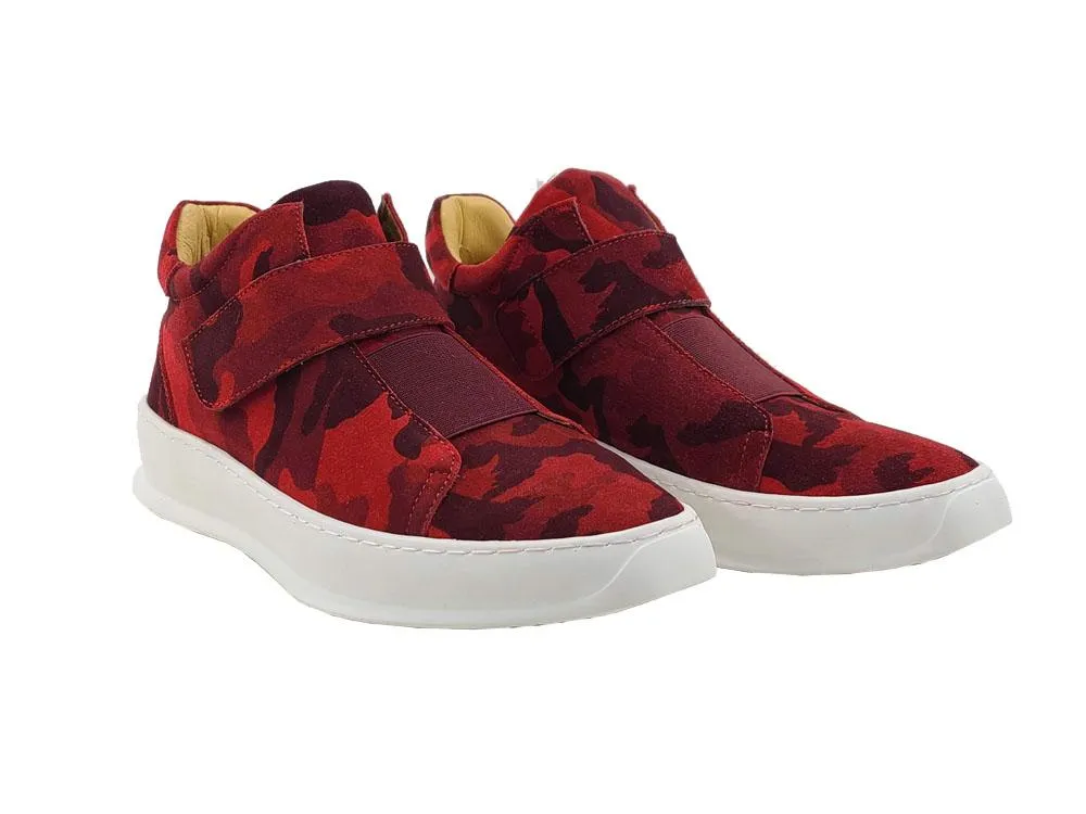 Basket montante en daim à motif camouflage rouge