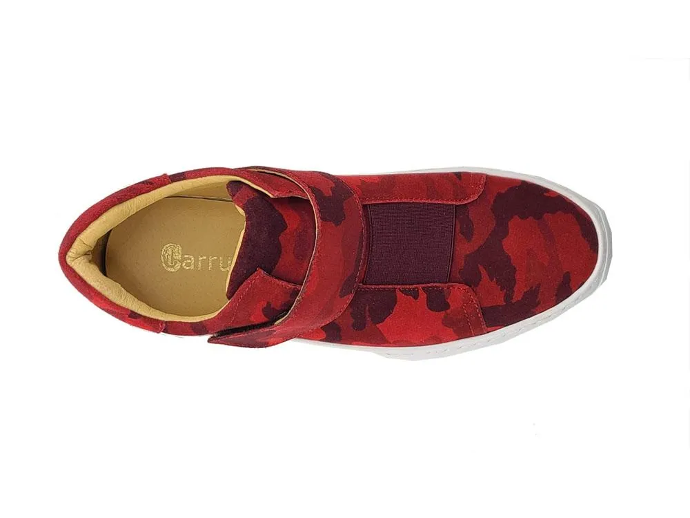Basket montante en daim à motif camouflage rouge