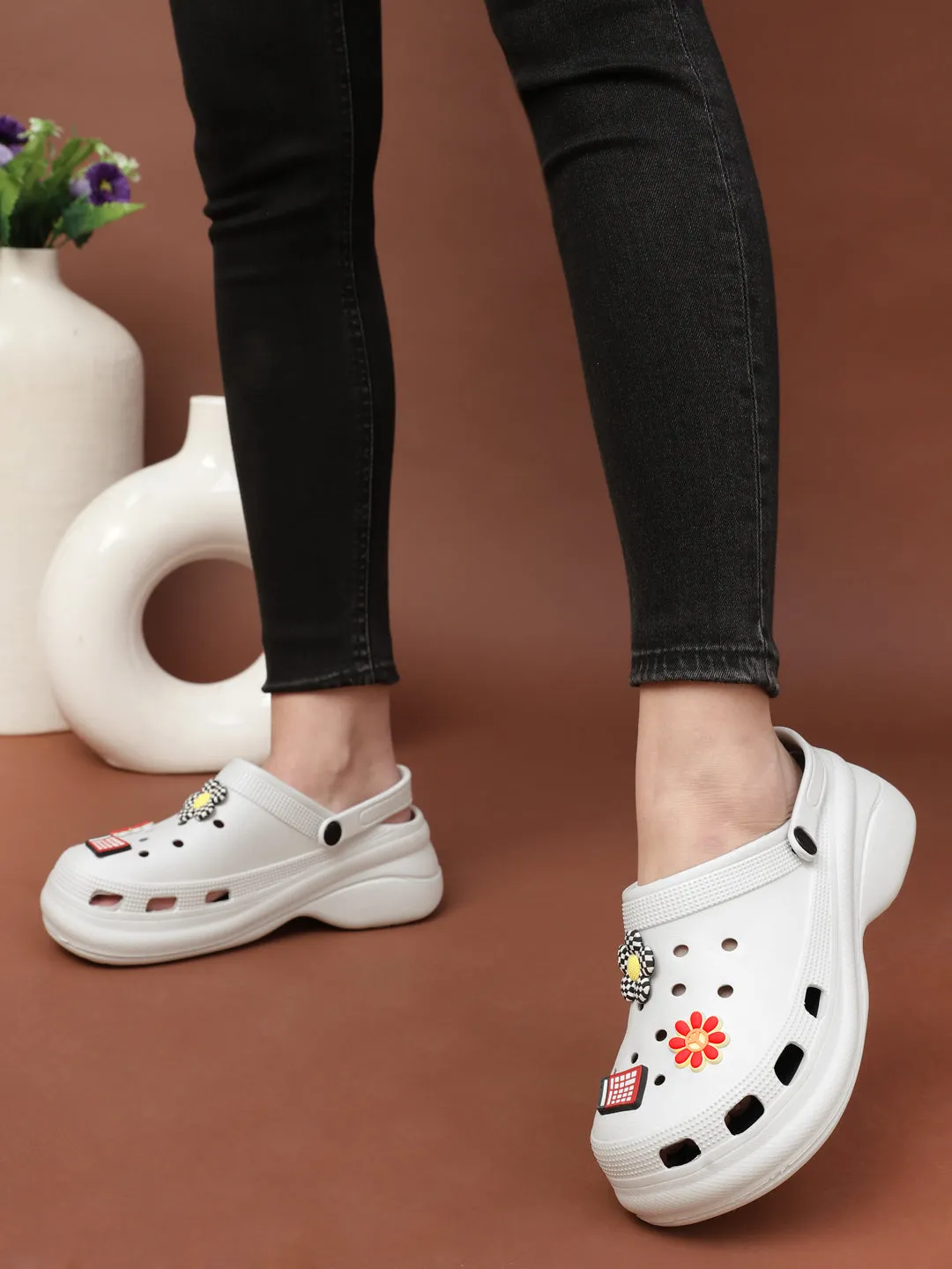 Clogs élégants blancs à enfiler pour femmes (TC-LCLOG5-WHT)