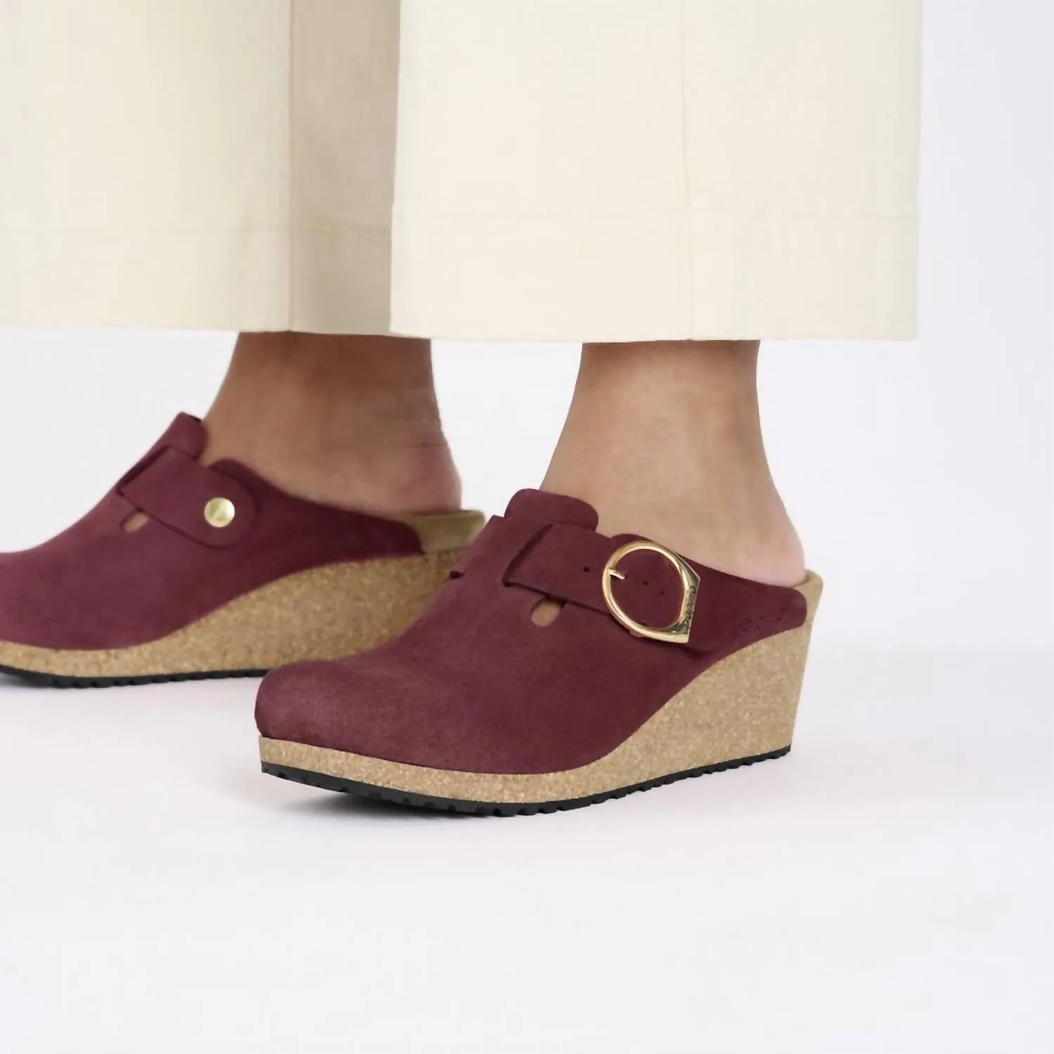 Clogue en daim et cuir pour femmes avec boucle à anneau - Taille moyenne/étroite en Berry Crush